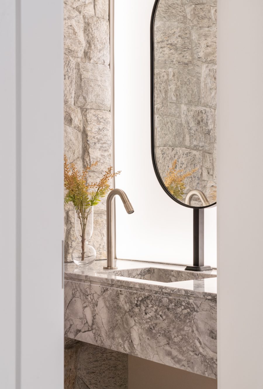 Lavabo da clínica com acabamento em pedra natural