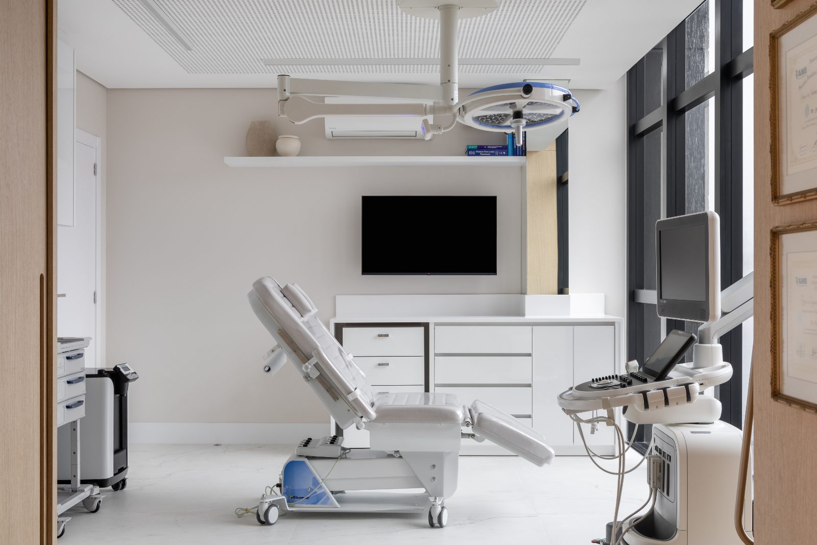 Sala de procedimentos da clínica com equipamentos modernos