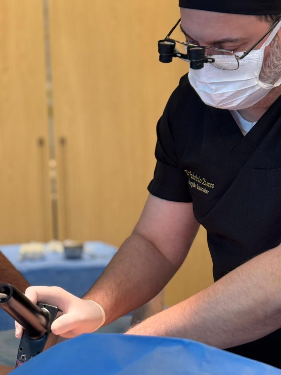 Dr. Fabrício Zucco operando com lupas cirúrgicas