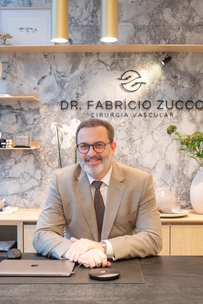Dr. Fabrício Zucco em consulta de avaliação de lipedema em Blumenau/SC