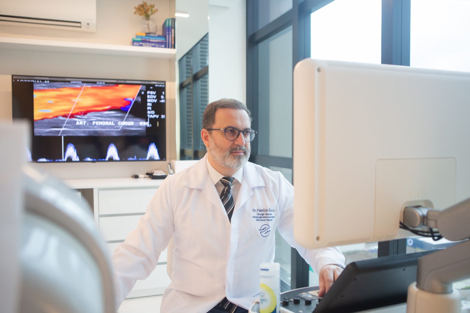 Dr. Fabrício Zucco realizando ultrassom Doppler vascular em Blumenau/SC