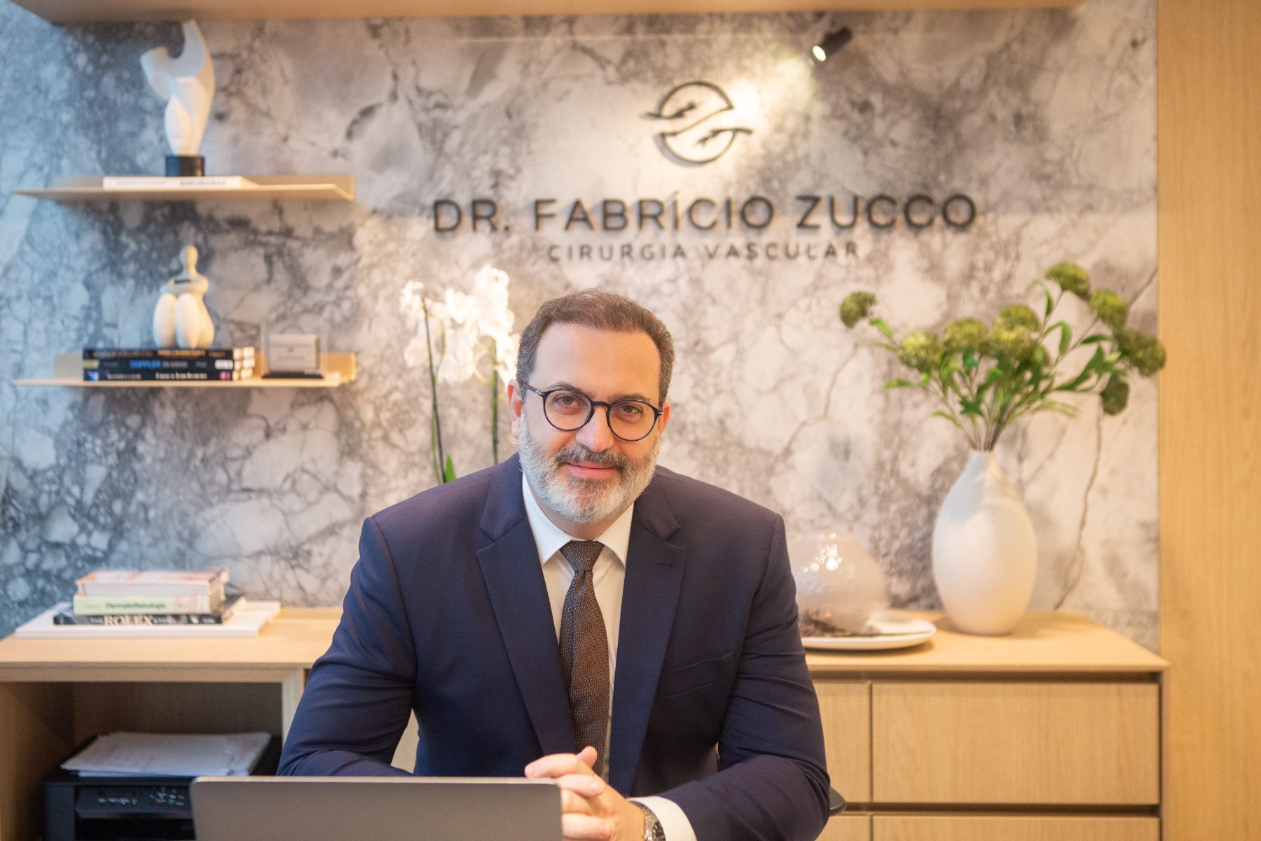 Dr. Fabrício Zucco em seu consultório de cirurgia vascular em Blumenau/SC