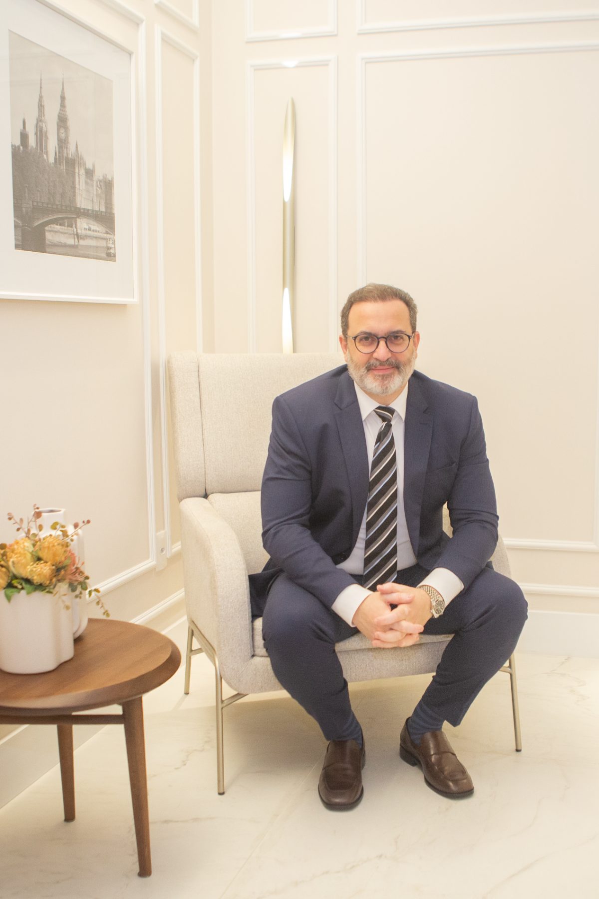 Dr. Fabrício Zucco, cirurgião vascular, em seu consultório em Blumenau/SC
