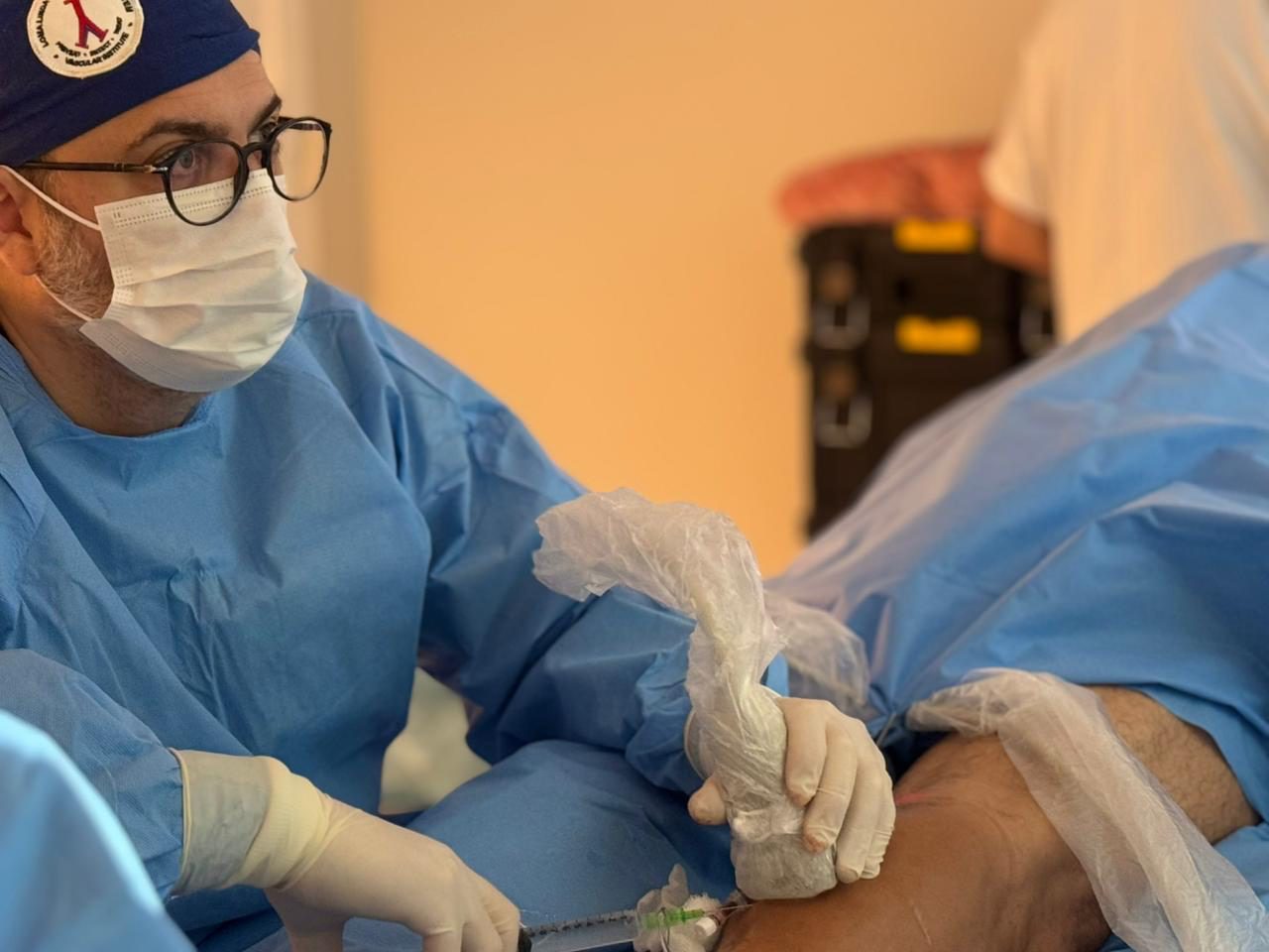 Dr. Fabrício Zucco realizando procedimento endovascular em Blumenau/SC