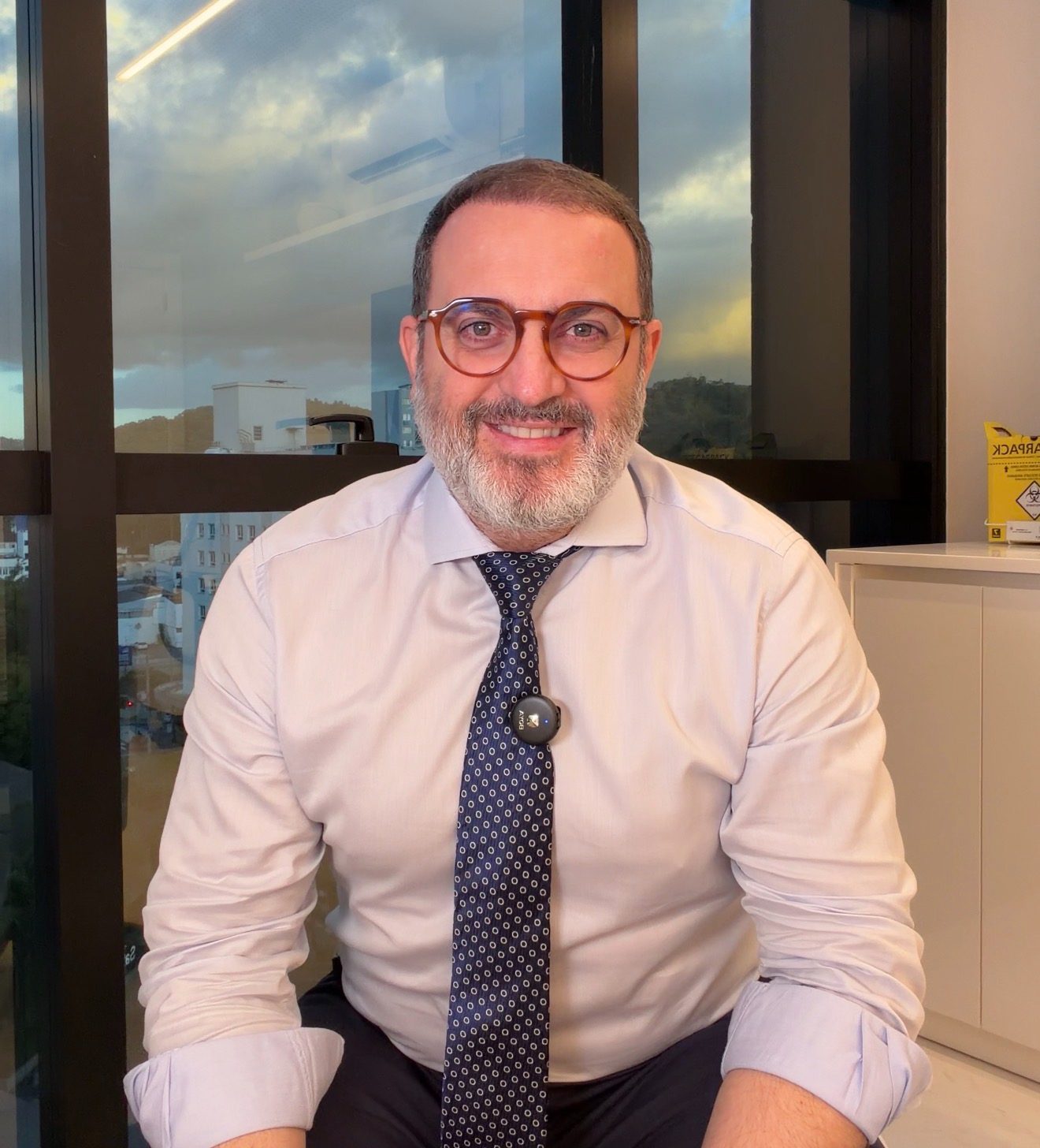 Dr. Fabrício Zucco sorrindo em seu consultório